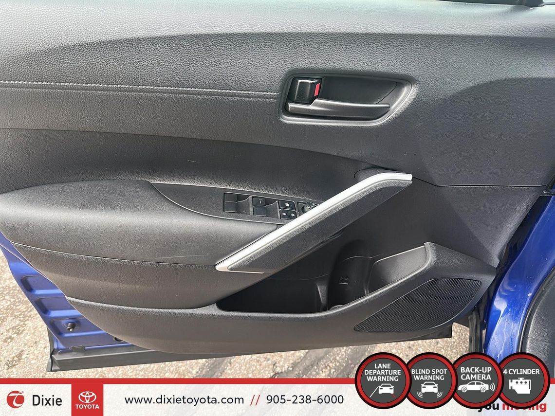 2023 TOYOTA COROLLA CROSS LE FWD / TCUV / TOYOTA SAFETY SENSE / HEATED SEATS / HEATED STEERING WHEEL / CARPLAY AND ANDROID AUTO