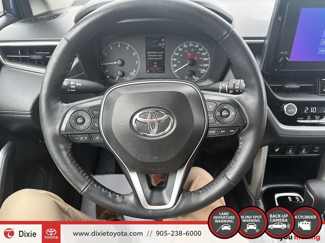 2023 TOYOTA COROLLA CROSS LE FWD / TCUV / TOYOTA SAFETY SENSE / HEATED SEATS / HEATED STEERING WHEEL / CARPLAY AND ANDROID AUTO