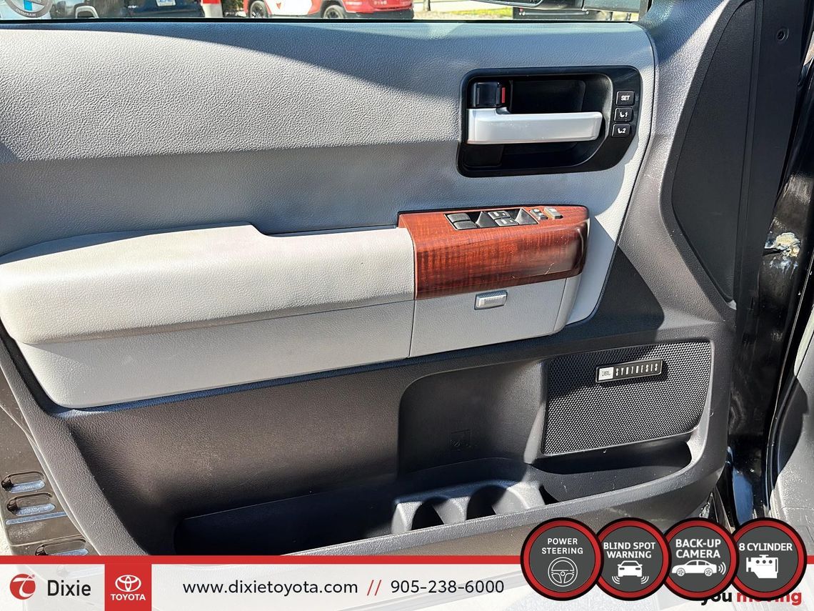 2017 TOYOTA SEQUOIA PLATNIUM 4WD / CLEAN CARFAX / HEATED AND VENTILATED SEATS / REAR ENTERTAINMENT SYSTEM