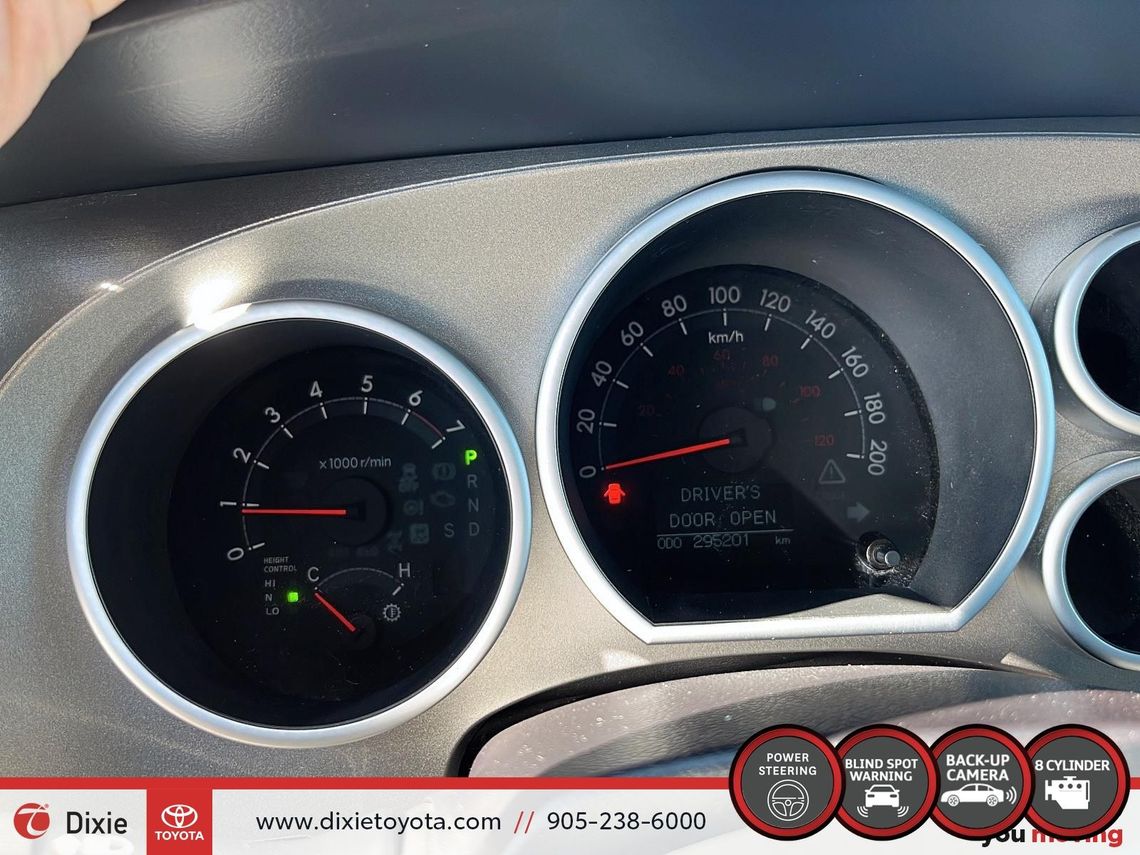 2017 TOYOTA SEQUOIA PLATNIUM 4WD / CLEAN CARFAX / HEATED AND VENTILATED SEATS / REAR ENTERTAINMENT SYSTEM