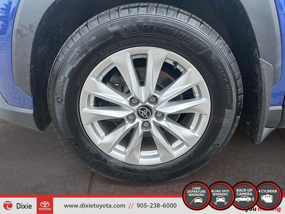 2023 TOYOTA COROLLA CROSS LE FWD / TCUV / TOYOTA SAFETY SENSE / HEATED SEATS / HEATED STEERING WHEEL / CARPLAY AND ANDROID AUTO