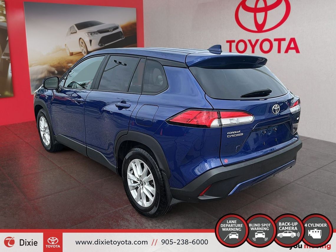 2023 TOYOTA COROLLA CROSS LE FWD / TCUV / TOYOTA SAFETY SENSE / HEATED SEATS / HEATED STEERING WHEEL / CARPLAY AND ANDROID AUTO