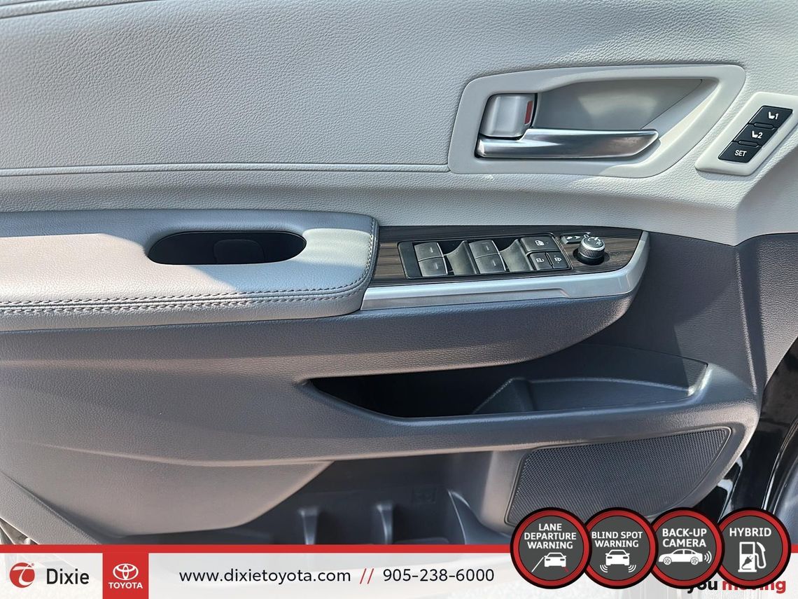 2024 TOYOTA SIENNA LIMITED AWD HYBRID / CLEAN CARFAX / TCUV / FULLY LOADED / REAR ENTERTAINMENT SYSTEM / CARPLAY AND ANDROID AUTO