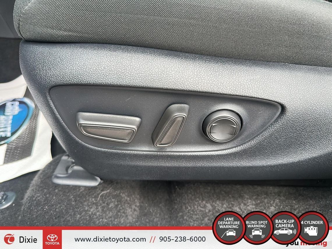 2024 TOYOTA RAV4 XLE AWD / CLEAN CARFAX / HEATED SEATS / HEATED STEERING WHEEL / MOONROOF / ALLOY WHEELS / CARPLAY AND ANDROID AUTO
