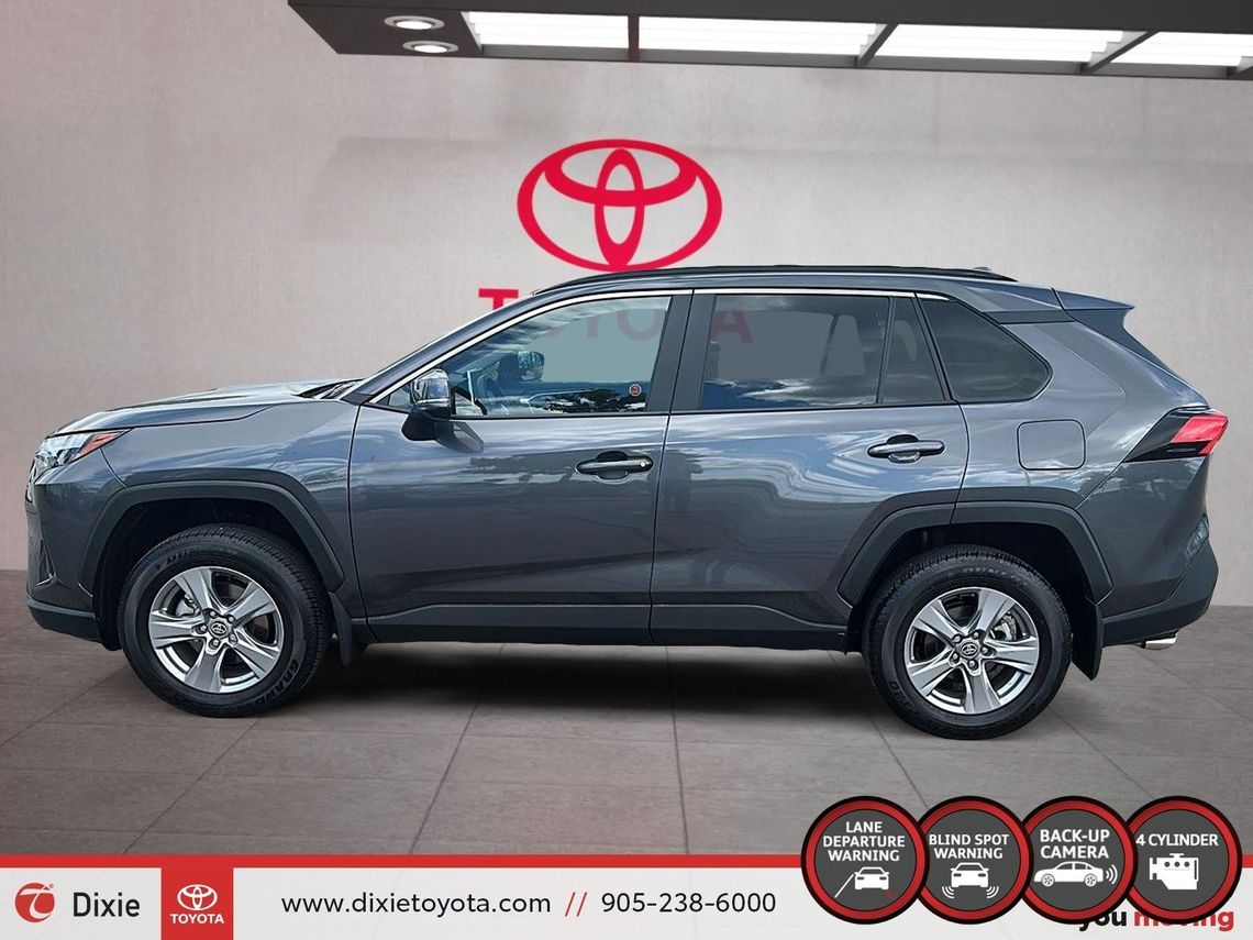 2024 TOYOTA RAV4 XLE AWD / CLEAN CARFAX / HEATED SEATS / HEATED STEERING WHEEL / MOONROOF / ALLOY WHEELS / CARPLAY AND ANDROID AUTO