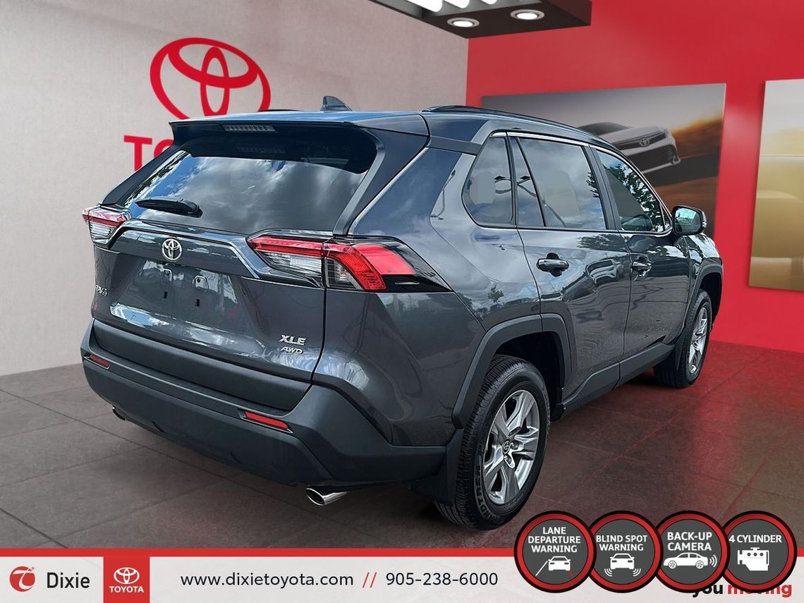 2024 TOYOTA RAV4 XLE AWD / CLEAN CARFAX / HEATED SEATS / HEATED STEERING WHEEL / MOONROOF / ALLOY WHEELS / CARPLAY AND ANDROID AUTO