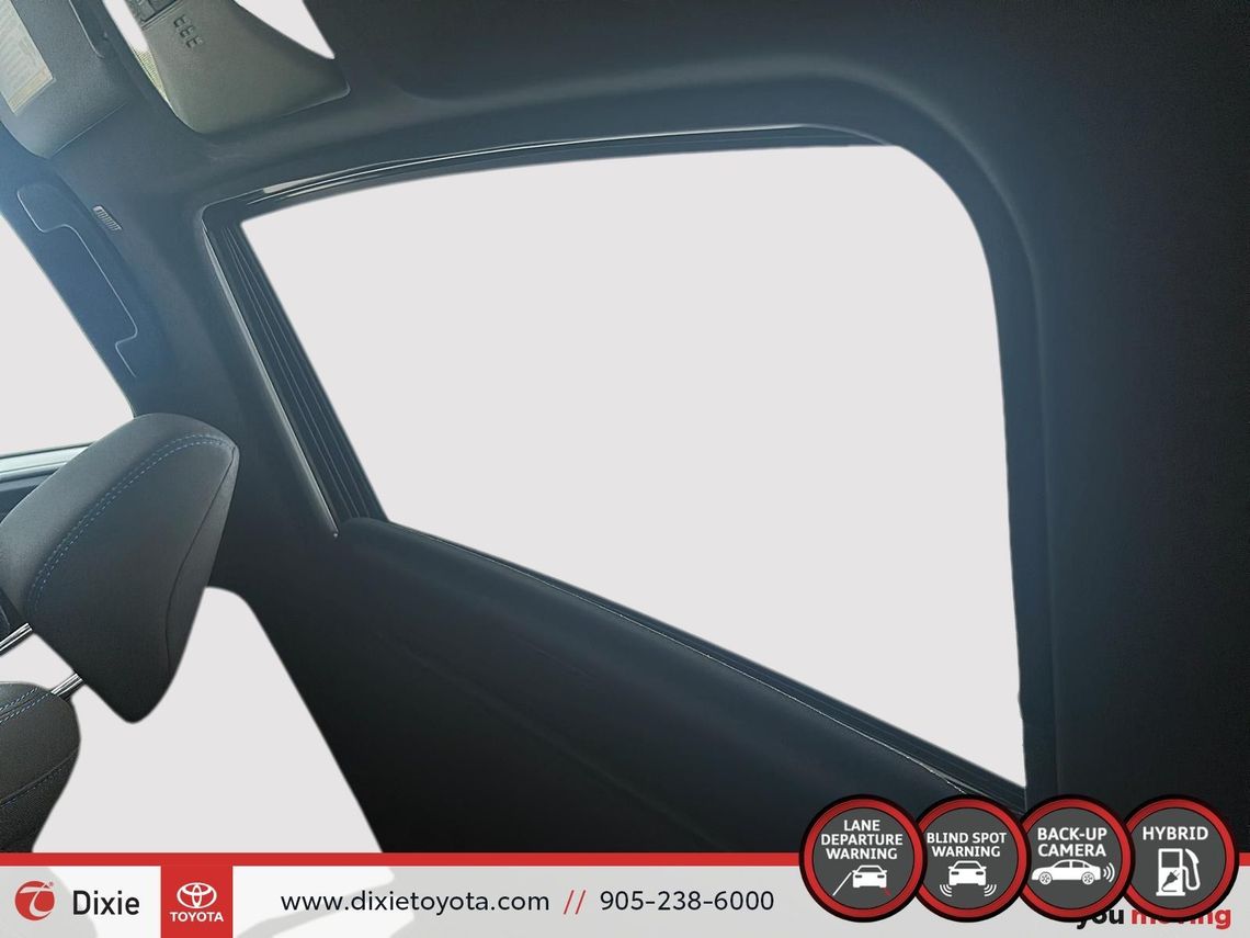 2023 TOYOTA RAV4 SE HYBRID AWD / CLEAN CARFAX / HEATED SEATS / MOONROOF / ALLOY WHEELS / CARPLAY AND ANDROID AUTO