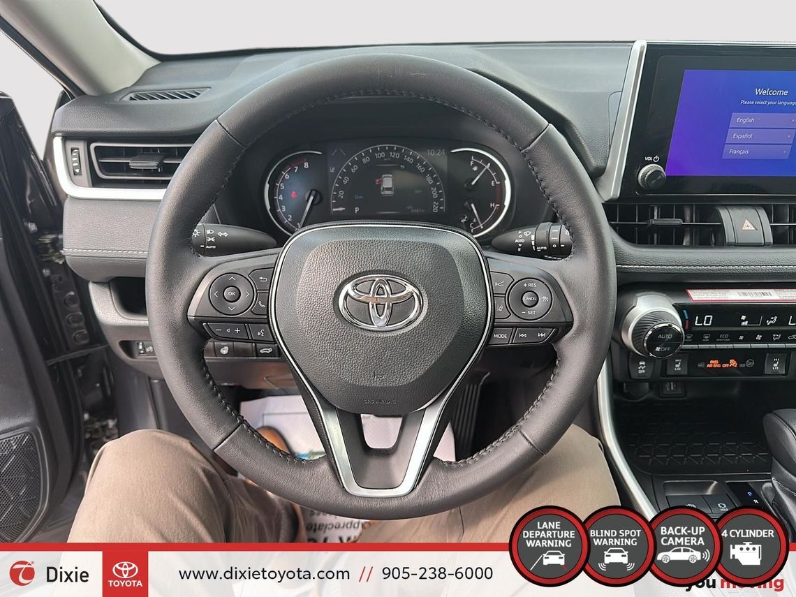 2024 TOYOTA RAV4 XLE AWD / CLEAN CARFAX / HEATED SEATS / HEATED STEERING WHEEL / MOONROOF / ALLOY WHEELS / CARPLAY AND ANDROID AUTO