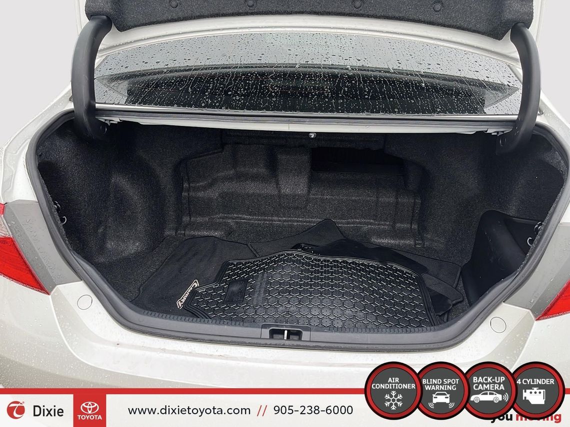 2016 TOYOTA CAMRY XLE HYBRID / HEATED SEATS / MOONROOF / NAVIGATION / ALLOY WHEELS