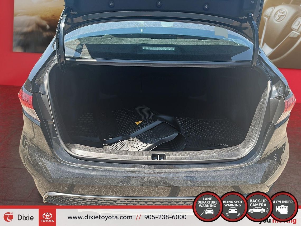 2022 TOYOTA COROLLA SE UPGARDE / CLEAN CARFAX / HEATED SEATS / MOONROOF / ALLOY WHEELS / CARPLAY AND ANDROID AUTO