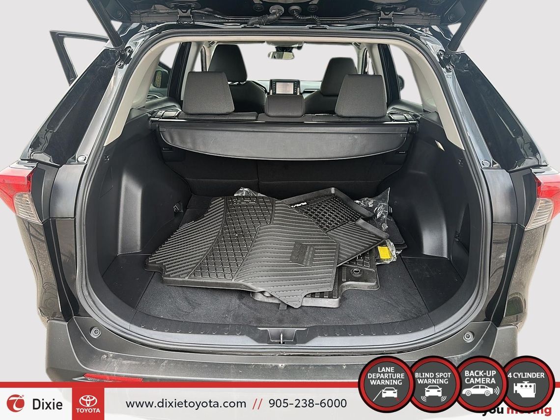 2022 TOYOTA RAV4 XLE AWD / HEATED SEATS / MOONROOF / ALLOY WHEELS / CARPLAY AND ANDROID AUTO