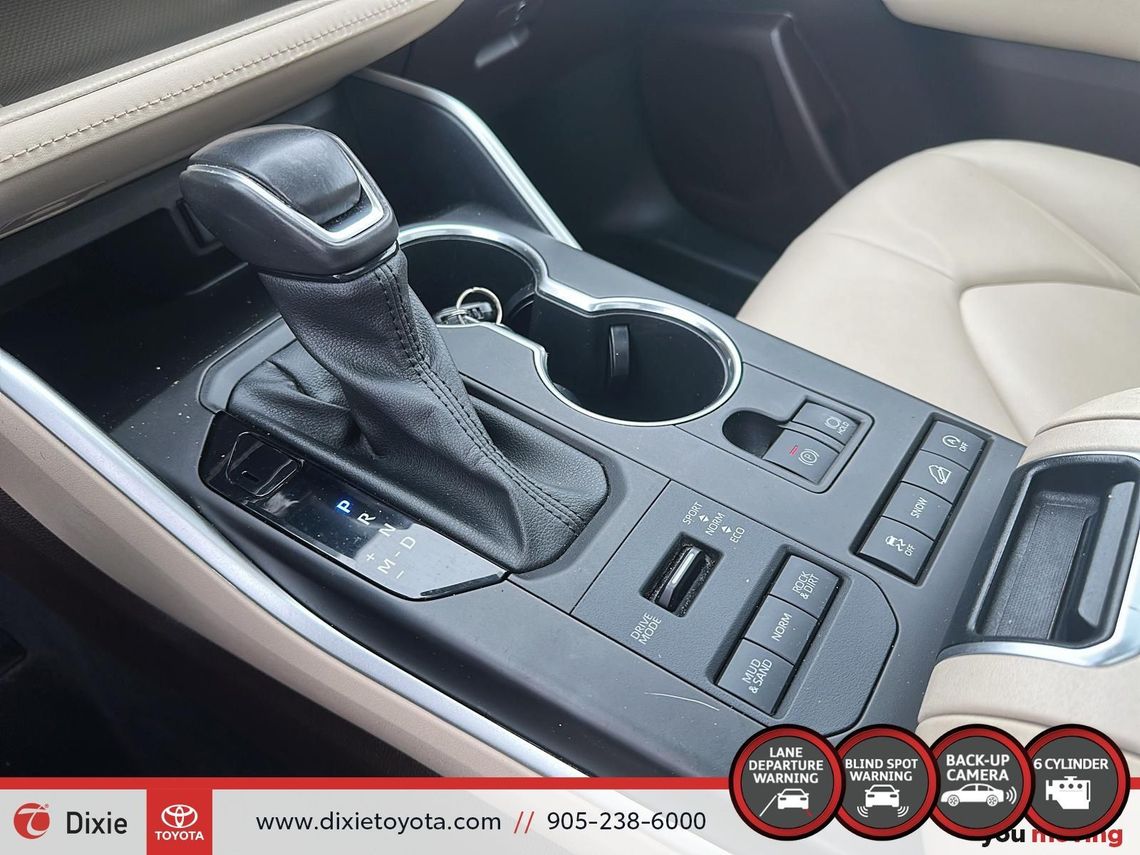 2021 TOYOTA HIGHLANDER XLE AWD / TCUV / HEATED SEATS / 8 SEATS / BACK UP CAMERA / MOONROOF / ALLOY WHEELS / CARPLAY AND ANDROID AUTO