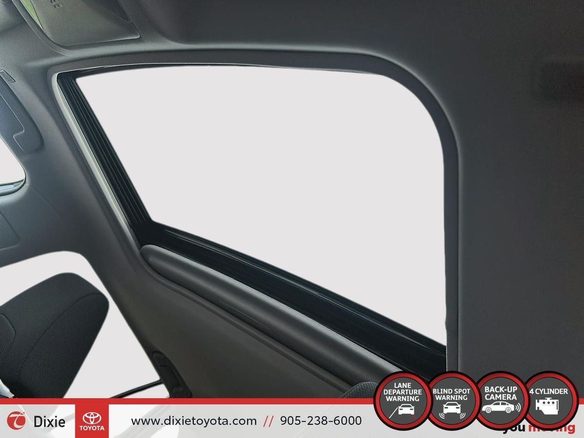 2024 TOYOTA RAV4 XLE AWD / CLEAN CARFAX / HEATED SEATS / HEATED STEERING WHEEL / MOONROOF / ALLOY WHEELS / CARPLAY AND ANDROID AUTO
