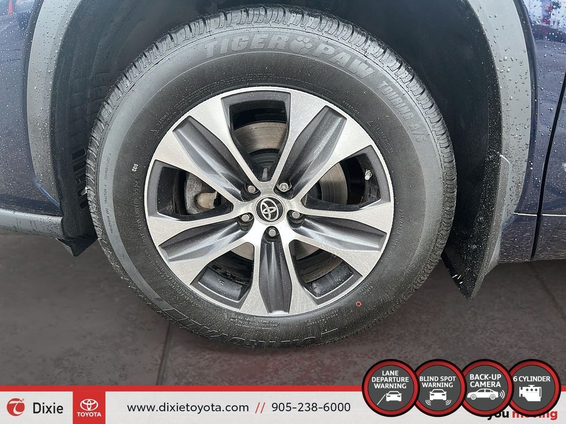 2021 TOYOTA HIGHLANDER XLE AWD / TCUV / HEATED SEATS / 8 SEATS / BACK UP CAMERA / MOONROOF / ALLOY WHEELS / CARPLAY AND ANDROID AUTO