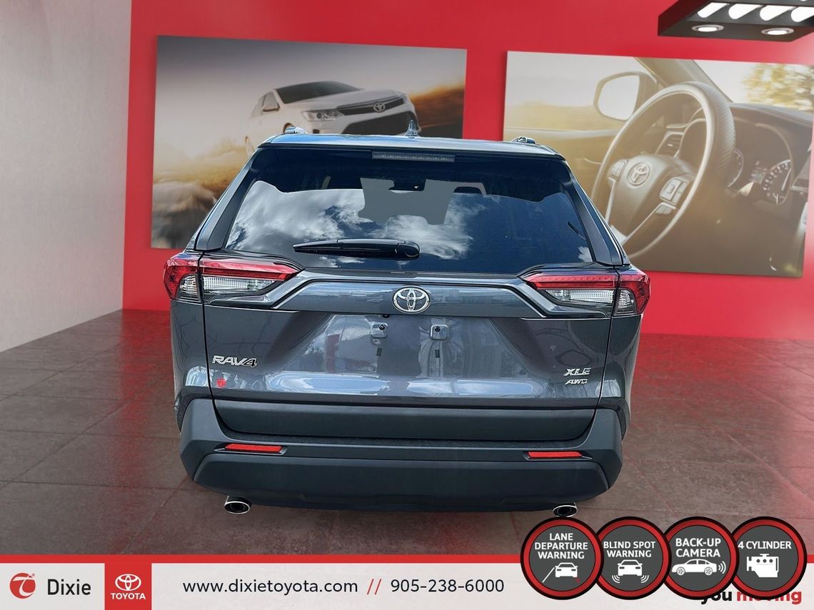 2024 TOYOTA RAV4 XLE AWD / CLEAN CARFAX / HEATED SEATS / HEATED STEERING WHEEL / MOONROOF / ALLOY WHEELS / CARPLAY AND ANDROID AUTO