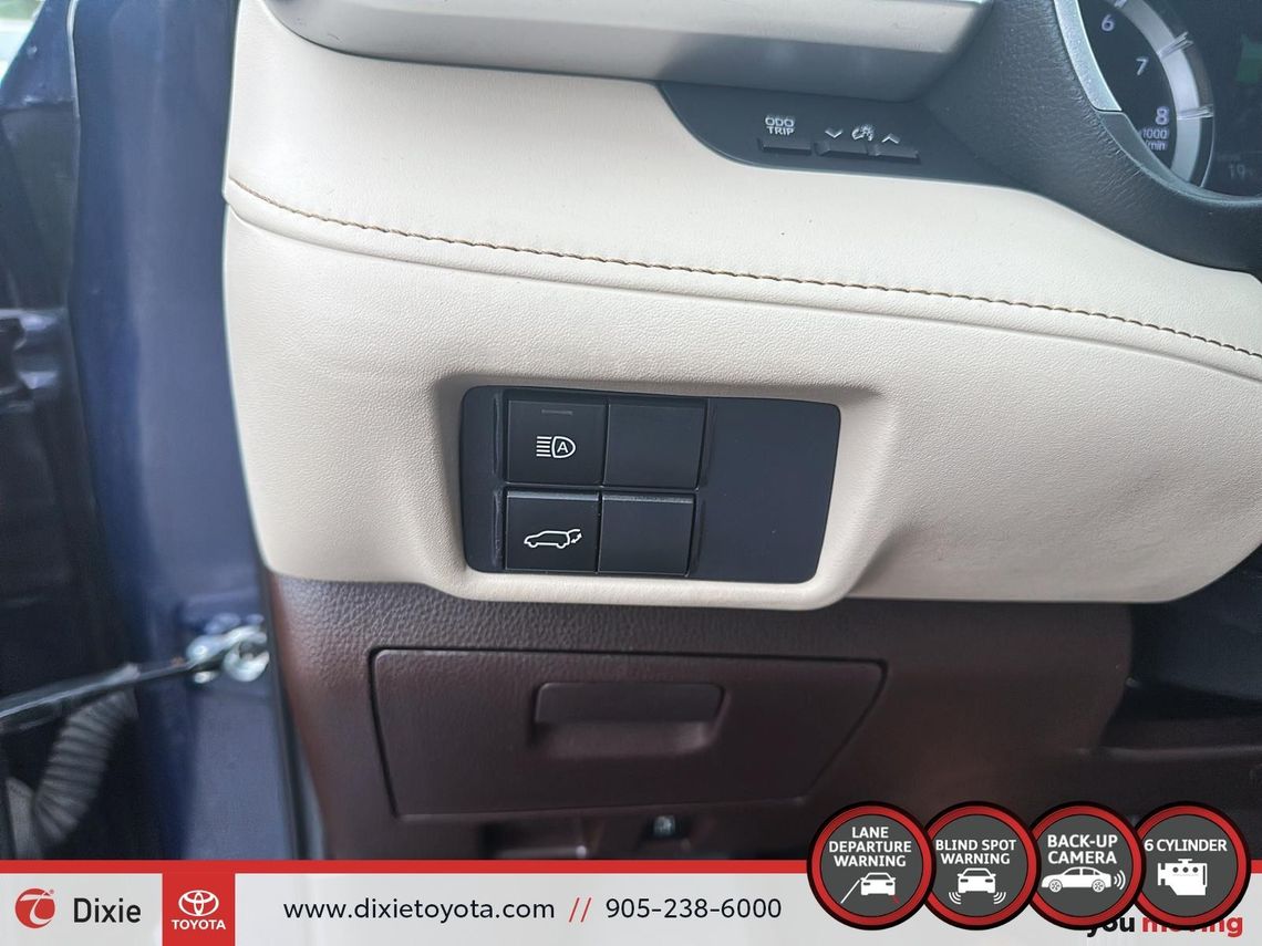 2021 TOYOTA HIGHLANDER XLE AWD / TCUV / HEATED SEATS / 8 SEATS / BACK UP CAMERA / MOONROOF / ALLOY WHEELS / CARPLAY AND ANDROID AUTO