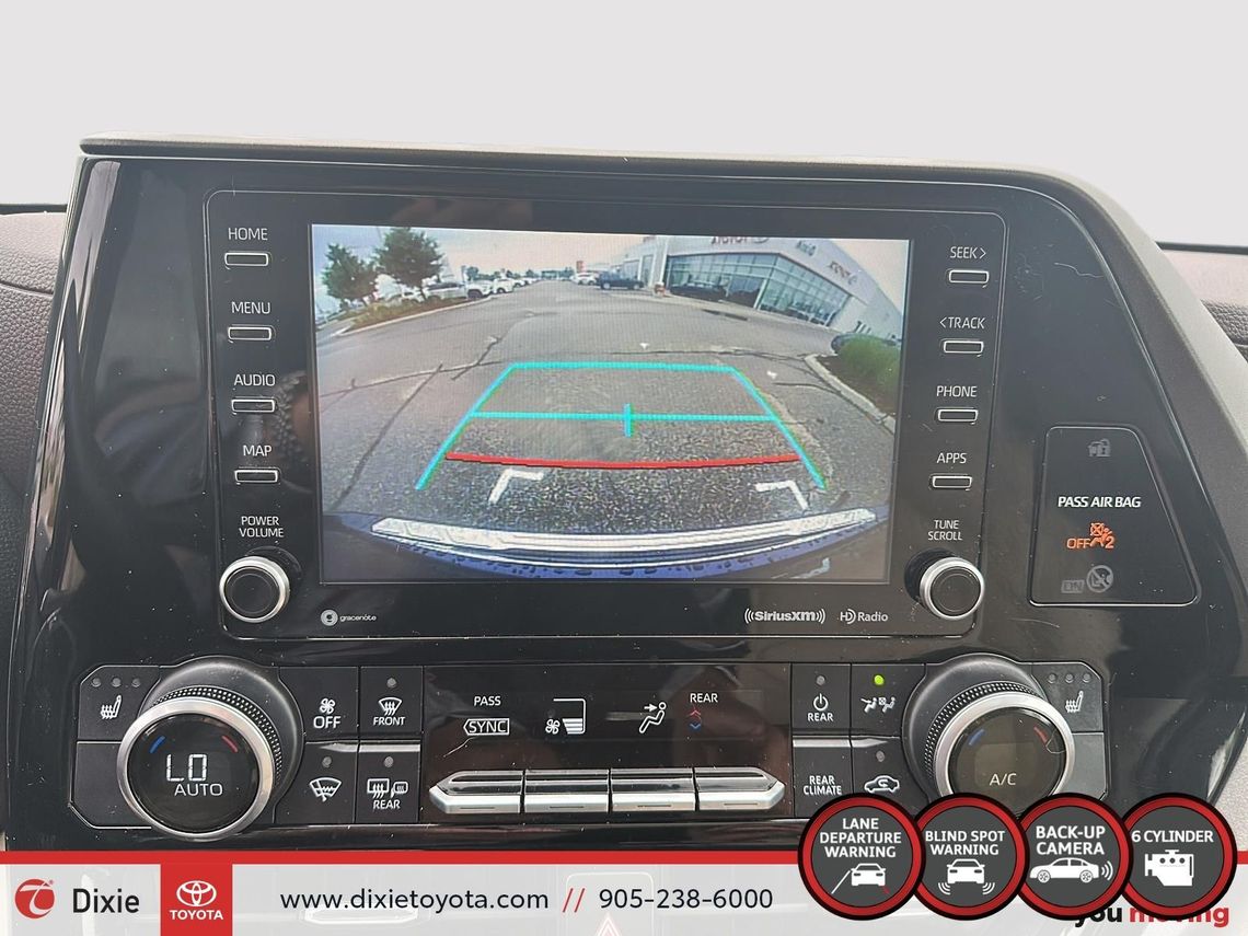 2021 TOYOTA HIGHLANDER XLE AWD / TCUV / HEATED SEATS / 8 SEATS / BACK UP CAMERA / MOONROOF / ALLOY WHEELS / CARPLAY AND ANDROID AUTO