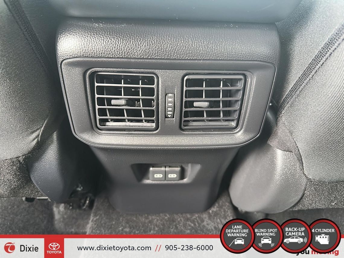2024 TOYOTA RAV4 XLE AWD / CLEAN CARFAX / HEATED SEATS / HEATED STEERING WHEEL / MOONROOF / ALLOY WHEELS / CARPLAY AND ANDROID AUTO