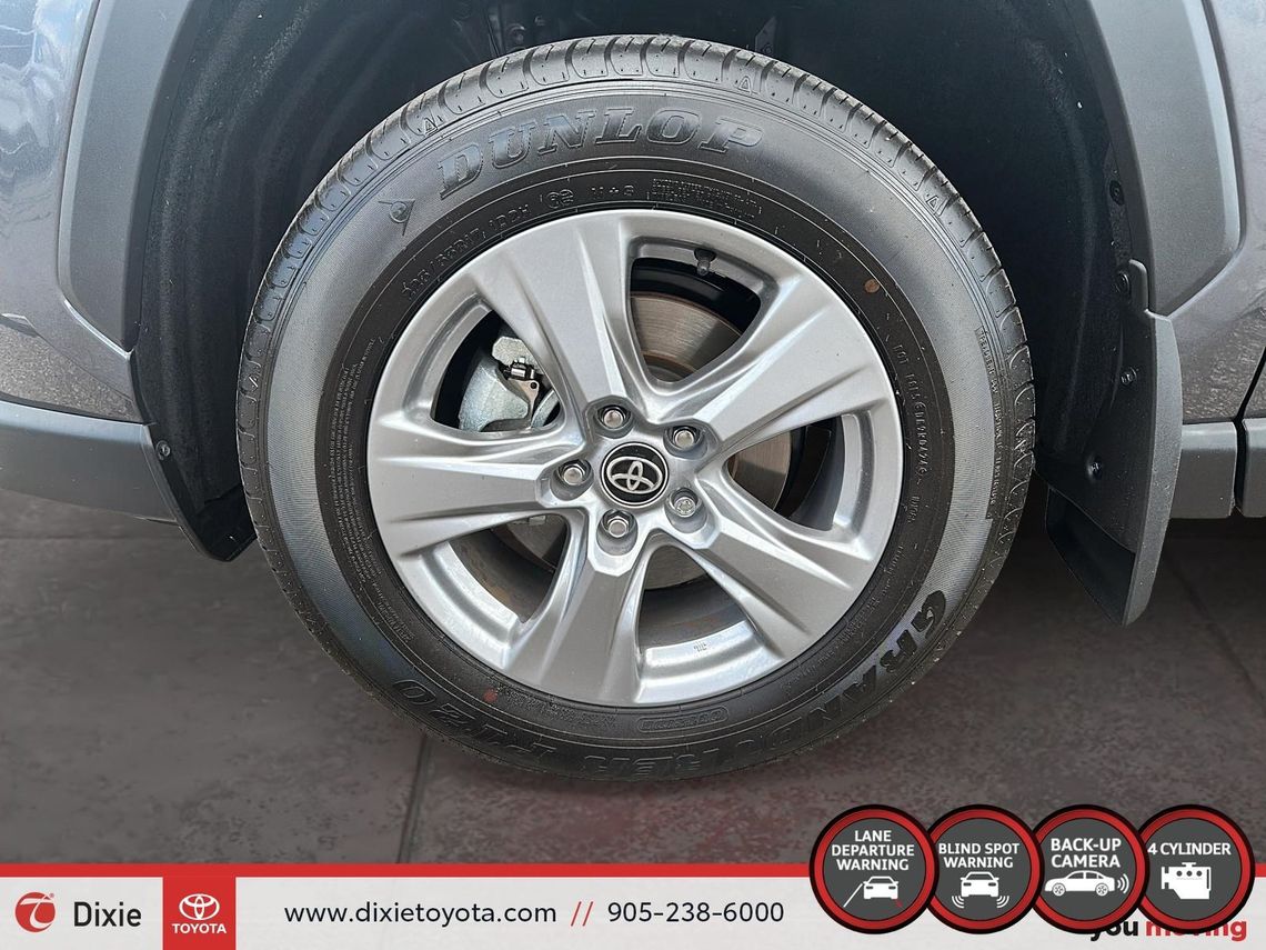 2024 TOYOTA RAV4 XLE AWD / CLEAN CARFAX / HEATED SEATS / HEATED STEERING WHEEL / MOONROOF / ALLOY WHEELS / CARPLAY AND ANDROID AUTO