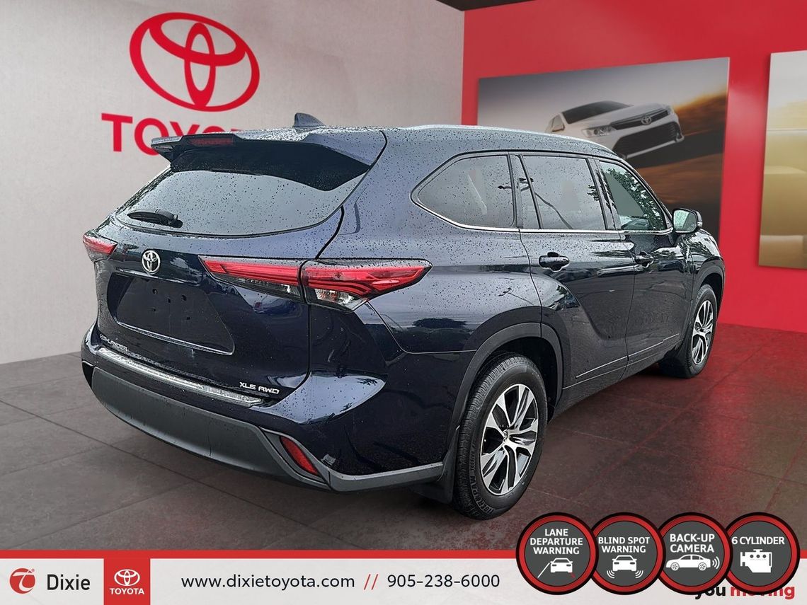 2021 TOYOTA HIGHLANDER XLE AWD / TCUV / HEATED SEATS / 8 SEATS / BACK UP CAMERA / MOONROOF / ALLOY WHEELS / CARPLAY AND ANDROID AUTO