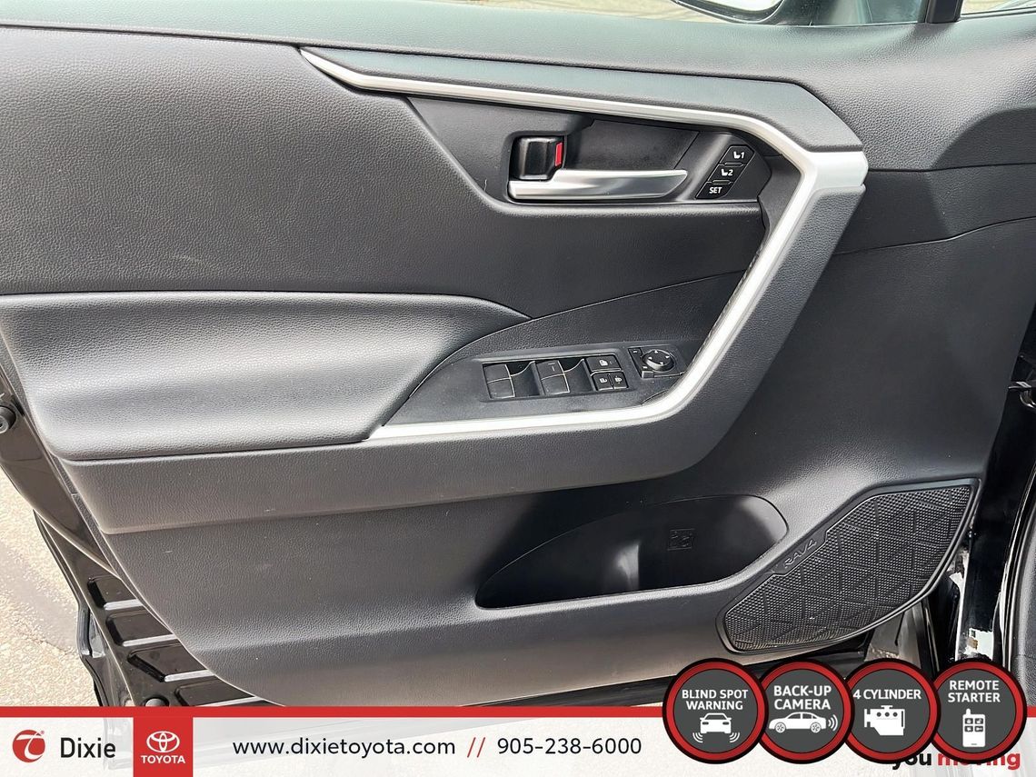 2021 TOYOTA RAV4 XLE PREMIUM AWD / CLEAN CARFAX / TCUV / HEATED SEATS / LEATHER SURFACE / MOONROOF / CARPLAY AND ANDROID AUTO