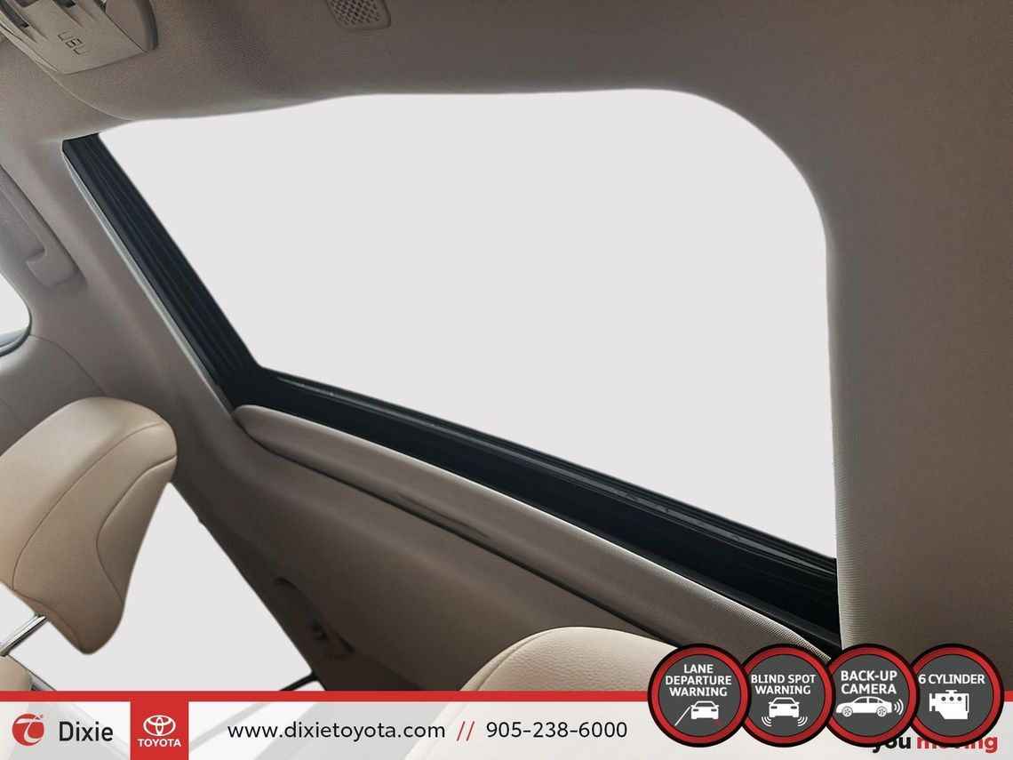 2021 TOYOTA HIGHLANDER XLE AWD / TCUV / HEATED SEATS / 8 SEATS / BACK UP CAMERA / MOONROOF / ALLOY WHEELS / CARPLAY AND ANDROID AUTO