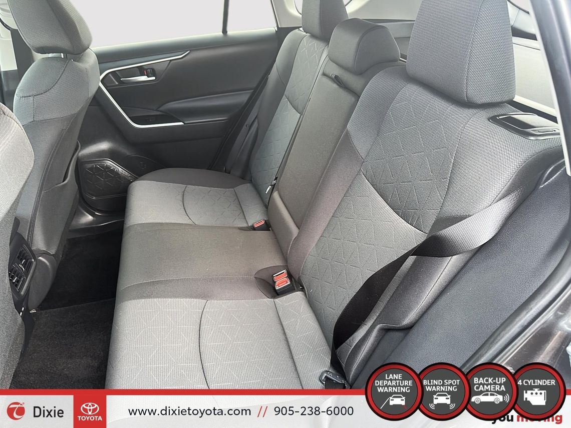 2024 TOYOTA RAV4 XLE AWD / CLEAN CARFAX / HEATED SEATS / HEATED STEERING WHEEL / MOONROOF / ALLOY WHEELS / CARPLAY AND ANDROID AUTO
