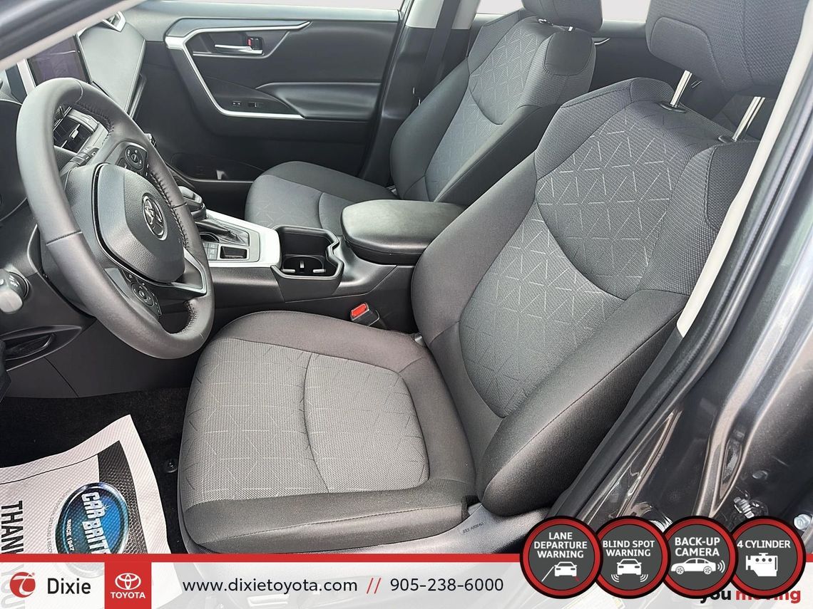 2024 TOYOTA RAV4 XLE AWD / CLEAN CARFAX / HEATED SEATS / HEATED STEERING WHEEL / MOONROOF / ALLOY WHEELS / CARPLAY AND ANDROID AUTO
