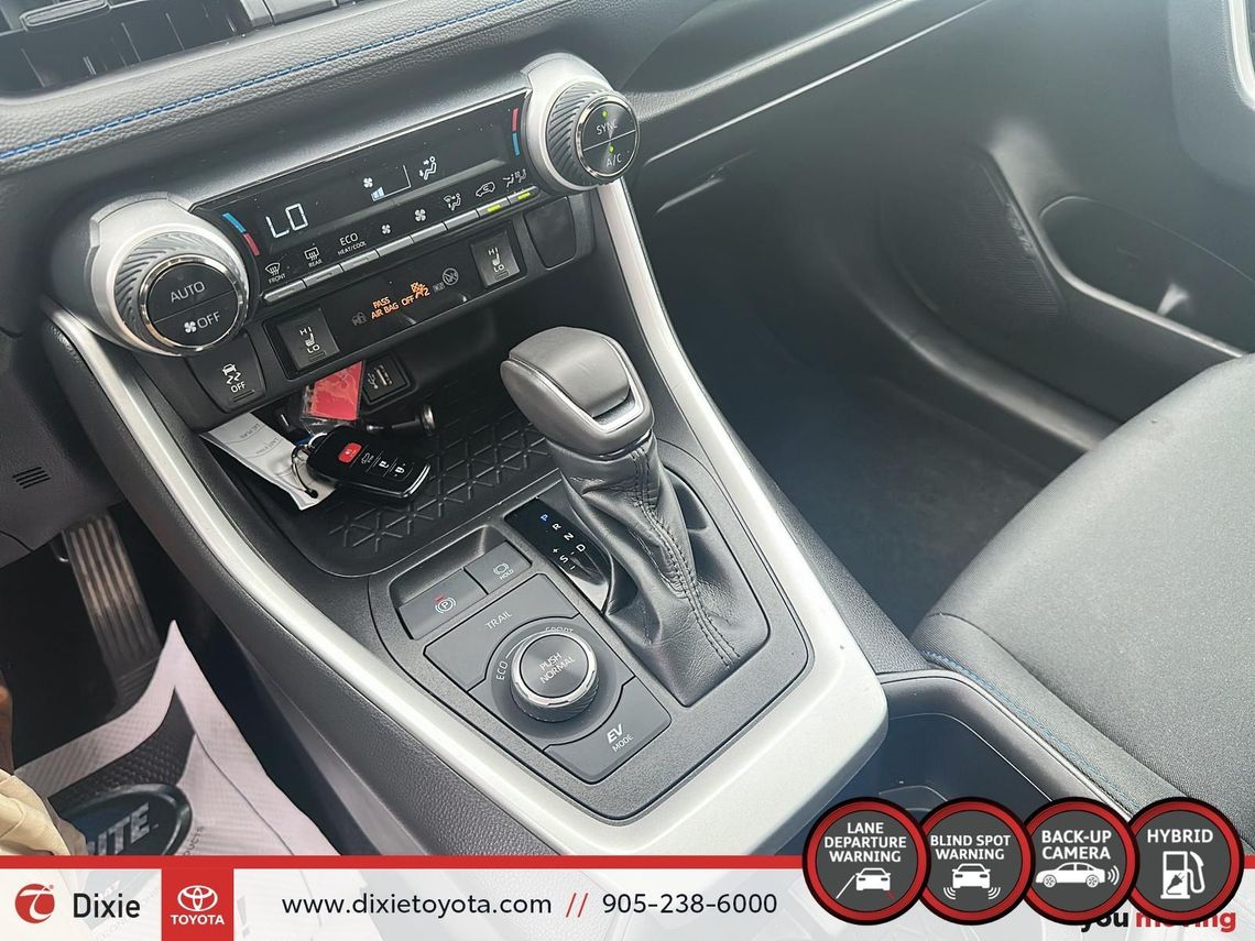 2023 TOYOTA RAV4 SE HYBRID AWD / CLEAN CARFAX / HEATED SEATS / MOONROOF / ALLOY WHEELS / CARPLAY AND ANDROID AUTO