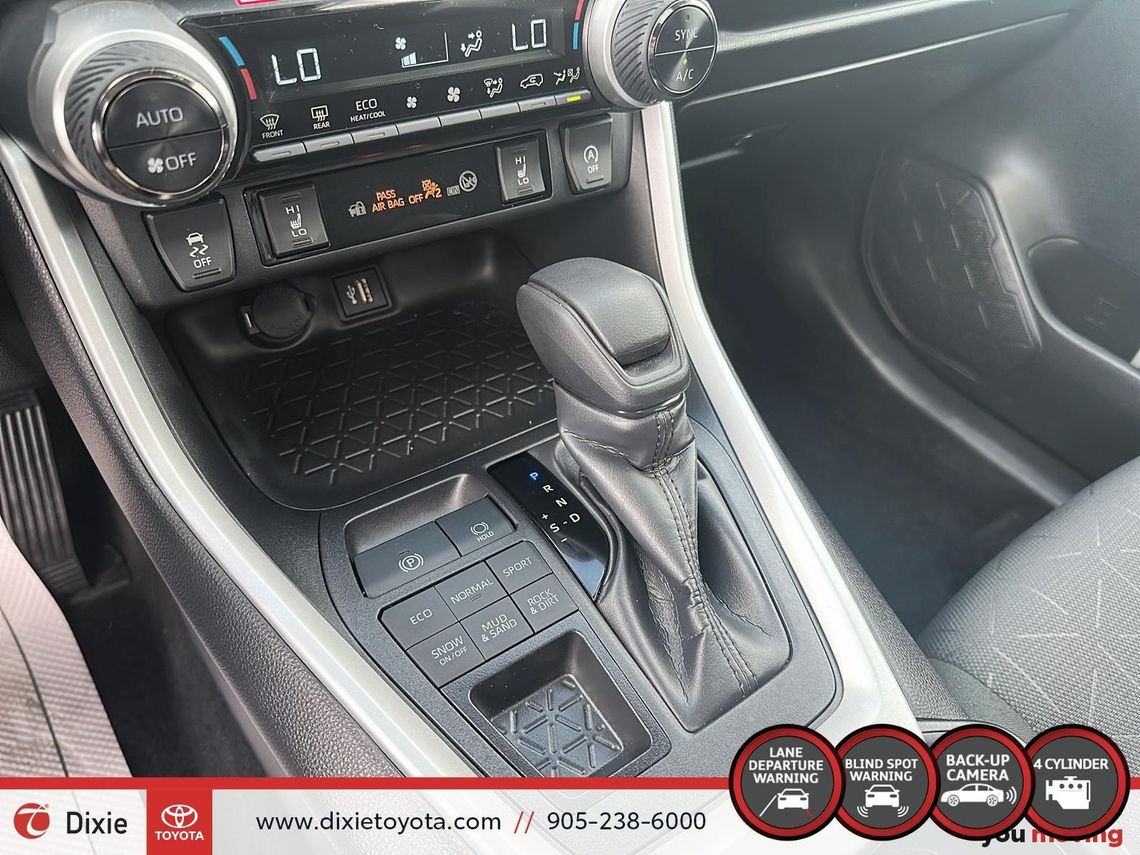 2024 TOYOTA RAV4 XLE AWD / CLEAN CARFAX / HEATED SEATS / HEATED STEERING WHEEL / MOONROOF / ALLOY WHEELS / CARPLAY AND ANDROID AUTO