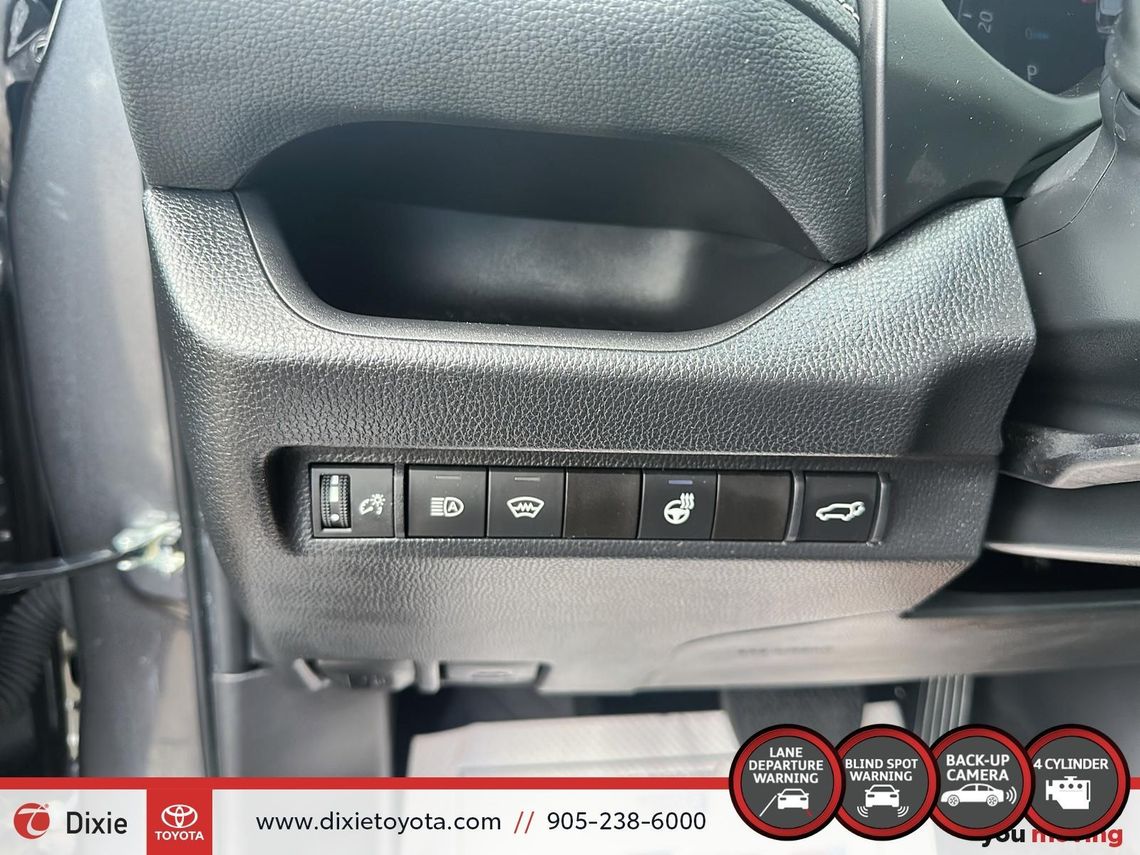 2024 TOYOTA RAV4 XLE AWD / CLEAN CARFAX / HEATED SEATS / HEATED STEERING WHEEL / MOONROOF / ALLOY WHEELS / CARPLAY AND ANDROID AUTO