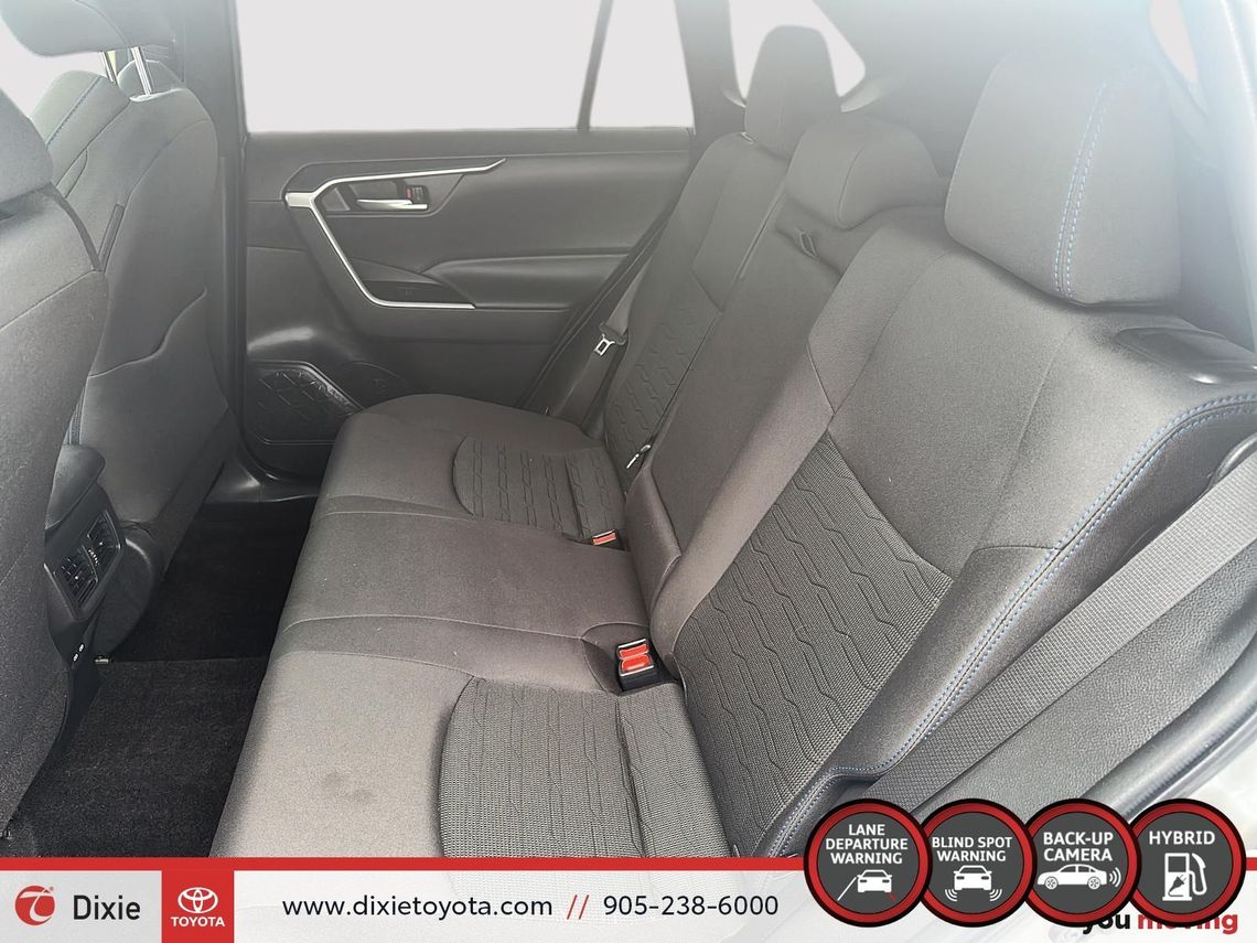 2023 TOYOTA RAV4 SE HYBRID AWD / CLEAN CARFAX / HEATED SEATS / MOONROOF / ALLOY WHEELS / CARPLAY AND ANDROID AUTO