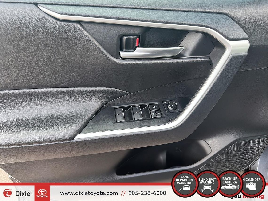 2024 TOYOTA RAV4 XLE AWD / CLEAN CARFAX / HEATED SEATS / HEATED STEERING WHEEL / MOONROOF / ALLOY WHEELS / CARPLAY AND ANDROID AUTO