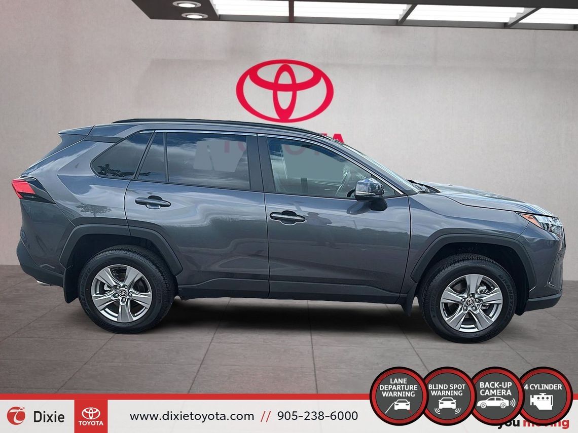 2024 TOYOTA RAV4 XLE AWD / CLEAN CARFAX / HEATED SEATS / HEATED STEERING WHEEL / MOONROOF / ALLOY WHEELS / CARPLAY AND ANDROID AUTO