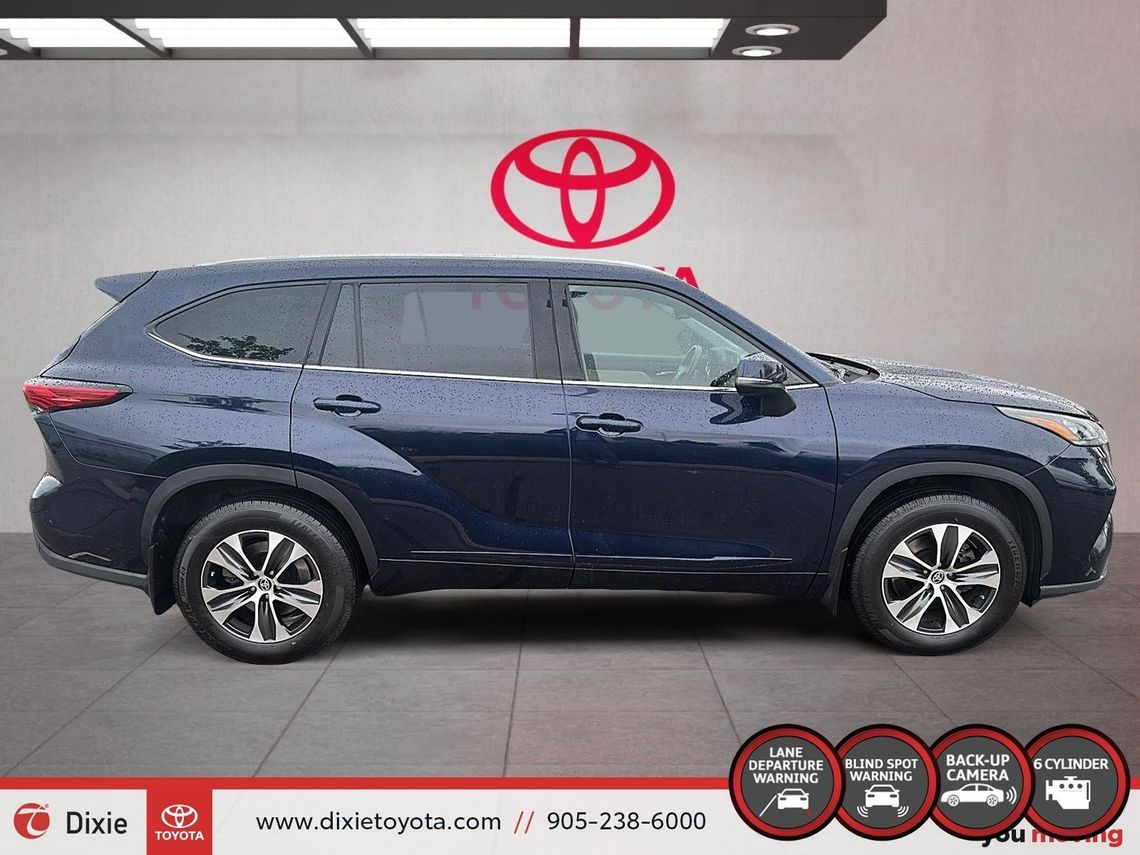 2021 TOYOTA HIGHLANDER XLE AWD / TCUV / HEATED SEATS / 8 SEATS / BACK UP CAMERA / MOONROOF / ALLOY WHEELS / CARPLAY AND ANDROID AUTO