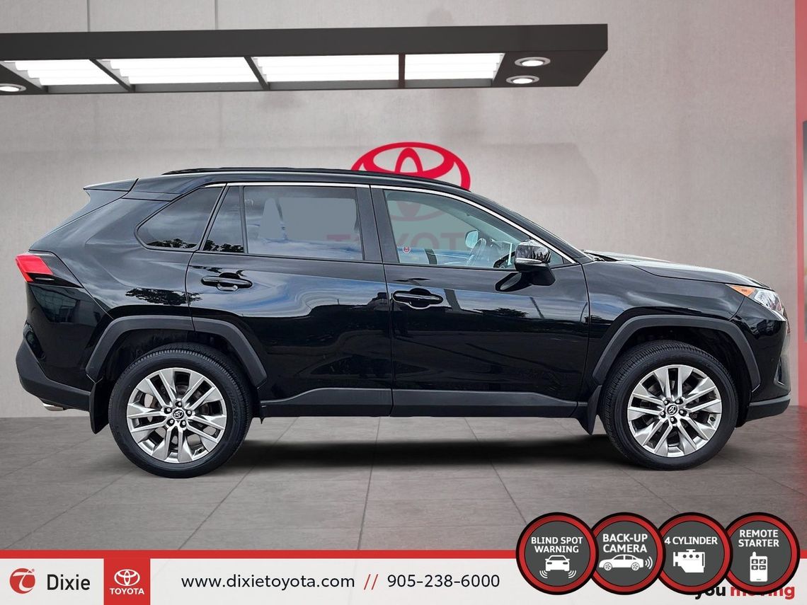 2021 TOYOTA RAV4 XLE PREMIUM AWD / CLEAN CARFAX / TCUV / HEATED SEATS / LEATHER SURFACE / MOONROOF / CARPLAY AND ANDROID AUTO