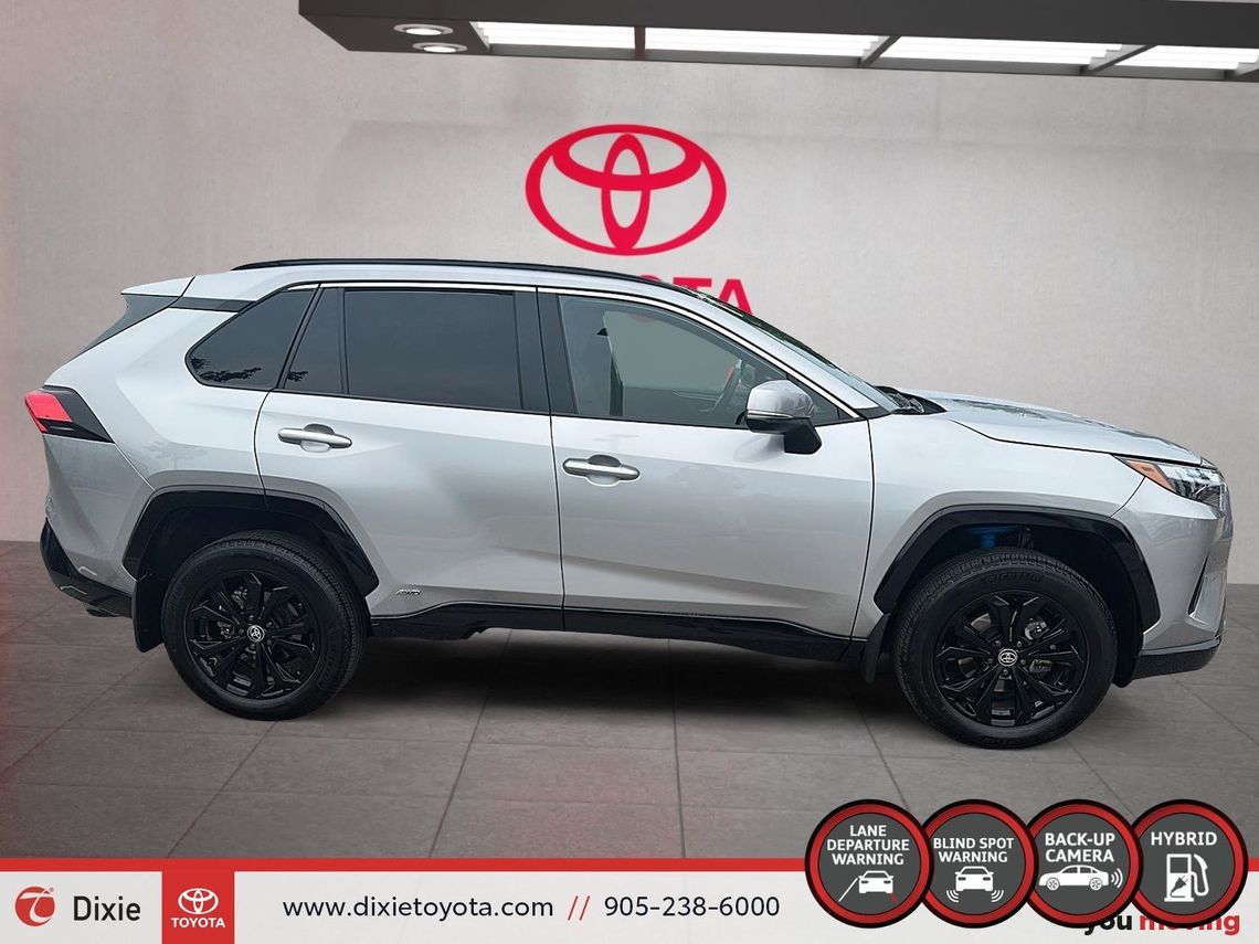 2023 TOYOTA RAV4 SE HYBRID AWD / CLEAN CARFAX / HEATED SEATS / MOONROOF / ALLOY WHEELS / CARPLAY AND ANDROID AUTO