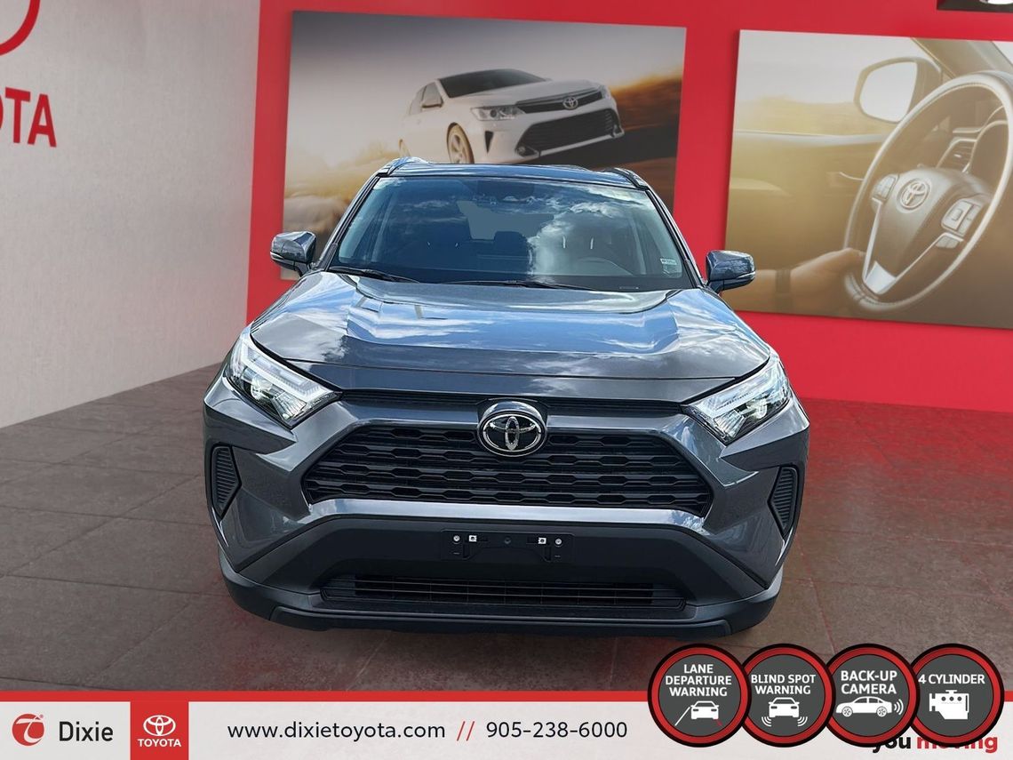 2024 TOYOTA RAV4 XLE AWD / CLEAN CARFAX / HEATED SEATS / HEATED STEERING WHEEL / MOONROOF / ALLOY WHEELS / CARPLAY AND ANDROID AUTO